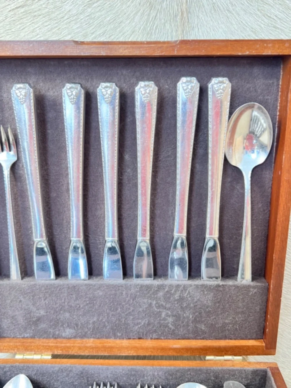 Oneida Silver Prestige 1945 'Bordeaux' Silverplate 43-Piece Flatware Set w/ Box